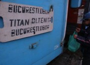 TRENUL RECORDURILOR O garnitură care transportă zilnic mii de călători aduce în contul CFR doar câteva zeci de lei. Pe linia aceasta, controlorul e cel mai fericit dintre pământeni Sursa: CODRIN PRISECARU  Citiţi mai mult: Drumul spre oraşul lui Iliescu: un singur bilet în trenul în care se dă rest la şpagă - Actualitate > EVZ.ro http://www.evz.ro/detalii/stiri/drumul-spre-orasul-lui-iliescu-un-singur-bilet-in-trenul-in-care-se-da-rest-la-spaga-954010.html#ixzz1dz3tQVPT EVZ.ro