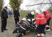 Exerciţiul de luni a cuprins şi prăbuşirea unui copac, din cauza unei calamităţi naturale, în cadrul căreia au fost mobilizaţi pompierii şi Ambulanţa