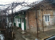 Aceasta este casa unde locuia batranul si unde s-a petrecut crima