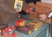 Este interzisă comercializarea articolelor pirotehnice către persoane cu vârsta sub limita prevăzută de lege – 16 ani. Fapta constituie infracţiune şi se pedepseşte cu închisoarea de la 3 luni la 1 an.